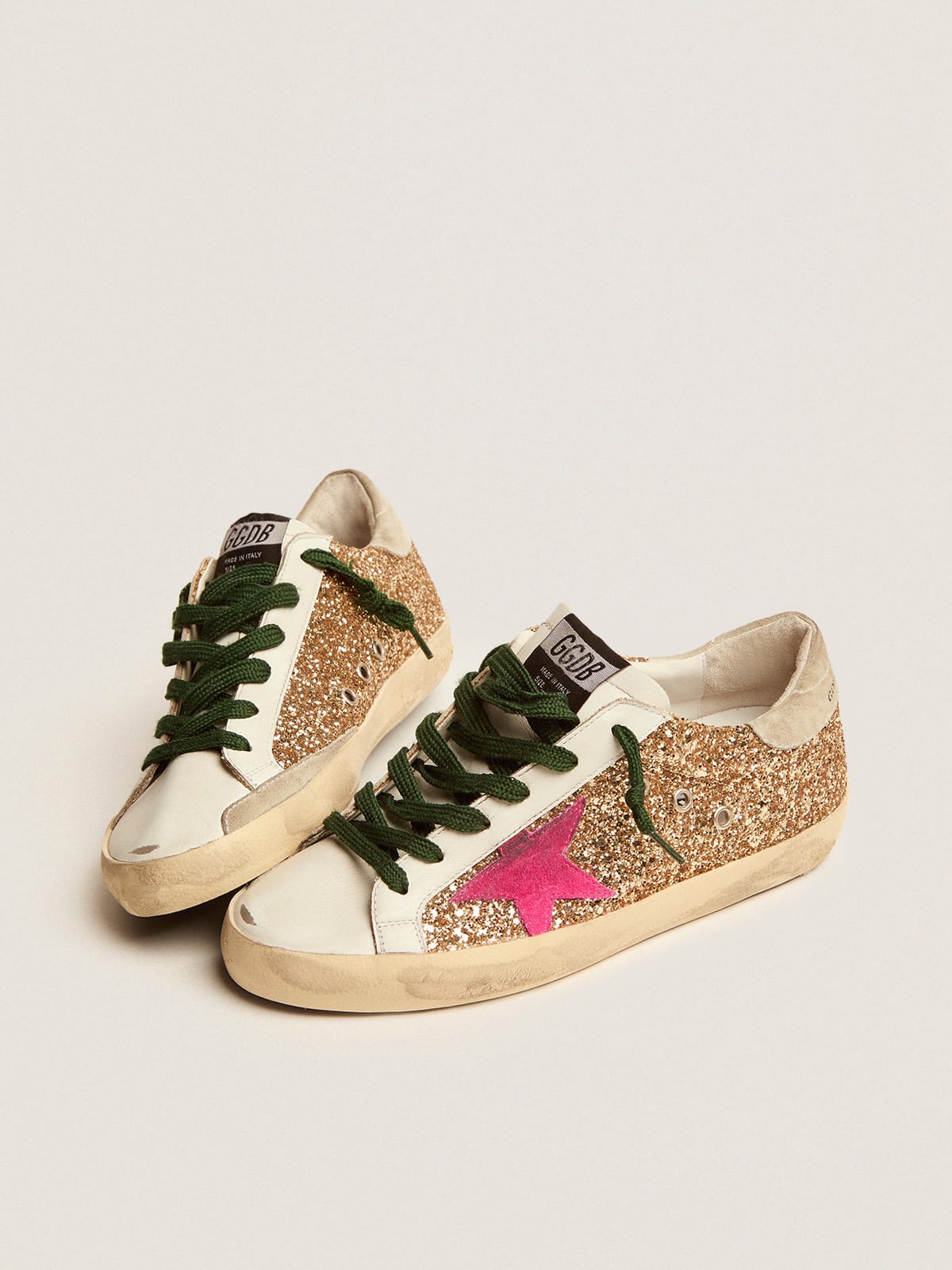 Golden Goose - Sneaker Super-Star in glitter dorati e stella in suede rosa fluo in 