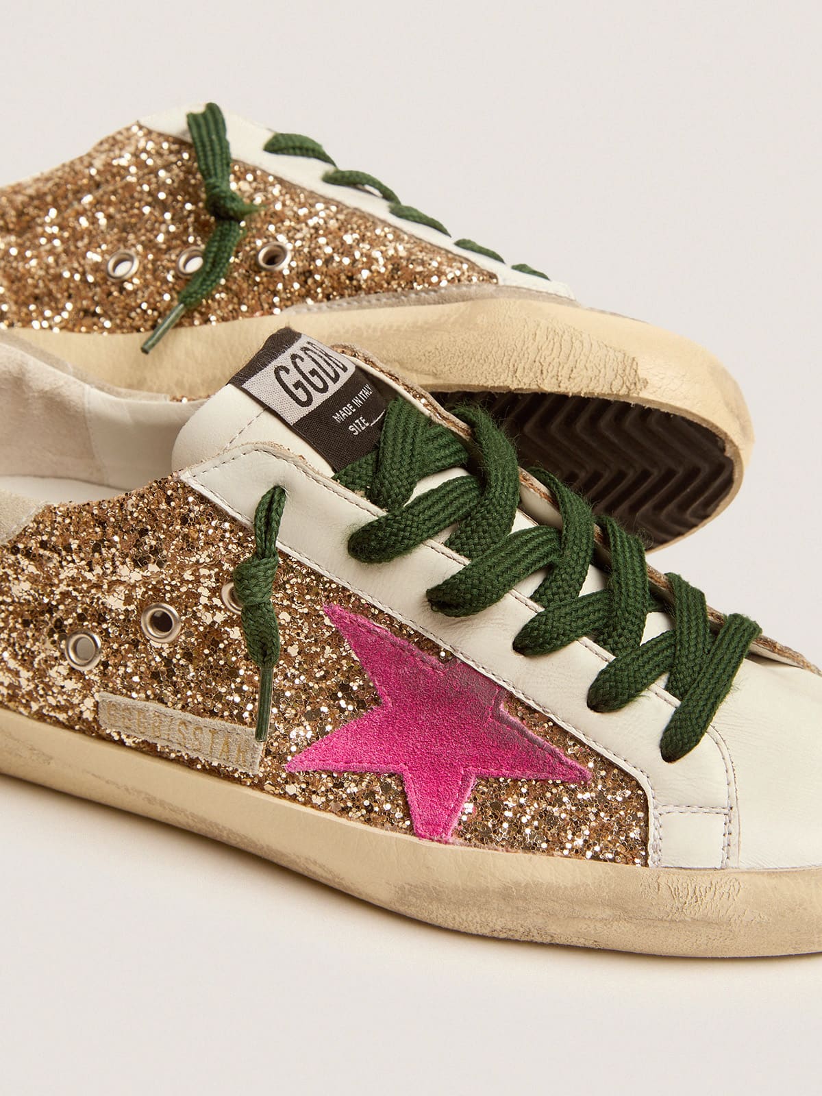 Golden Goose - Sneakers Super-Star aus Goldglitzer und neonrosafarbenem Raulederstern in 