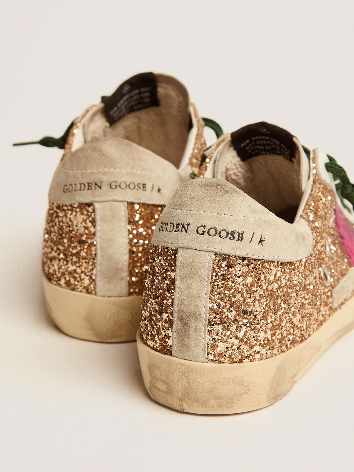 Golden Goose - Sneakers Super-Star aus Goldglitzer und neonrosafarbenem Raulederstern in 