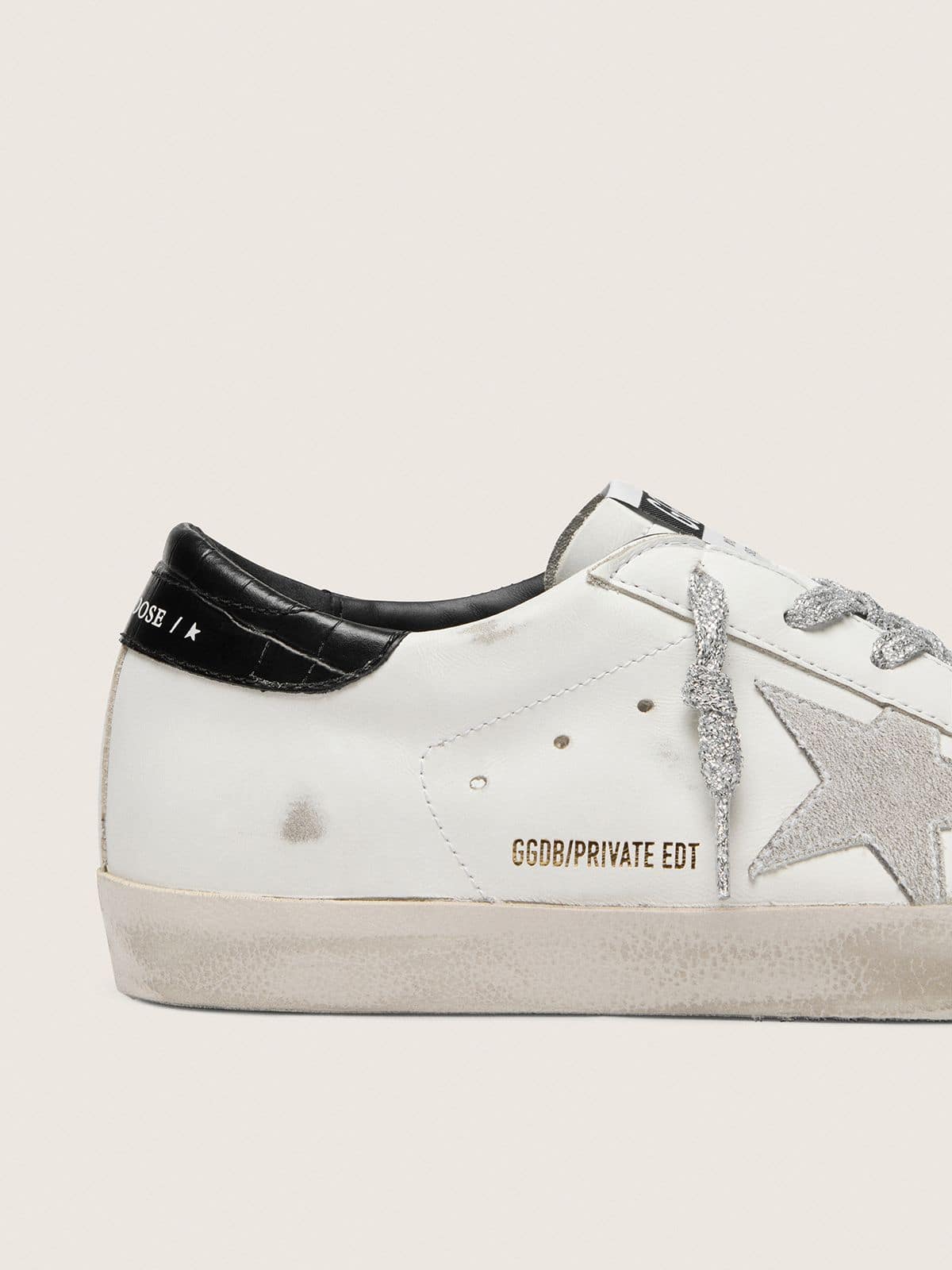 Golden Goose - Super-Star Damen mit weißem Suedestern und schwarzer Krokoferse in 