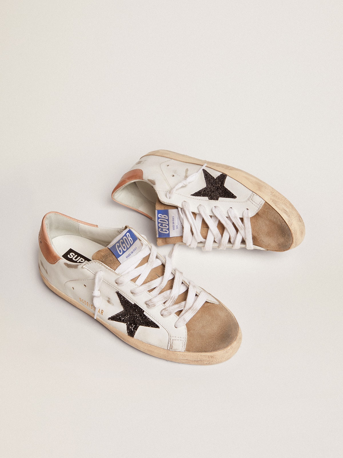 Golden Goose - Super-Star femme avec étoile à paillettes noires et contrefort rose in 