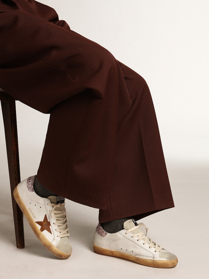 Golden Goose - Super-Star con stella color cuoio e talloncino in glitter rosa in 