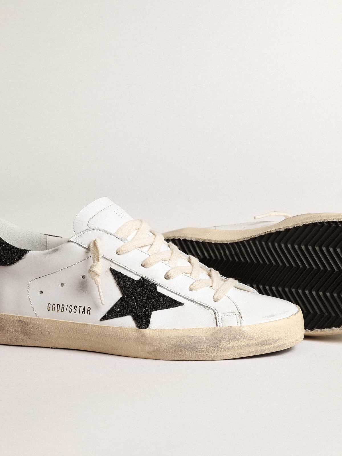 Golden Goose - Super-Star Damen mit schwarzen Swarovski-Kristallen an Stern und Ferse in 