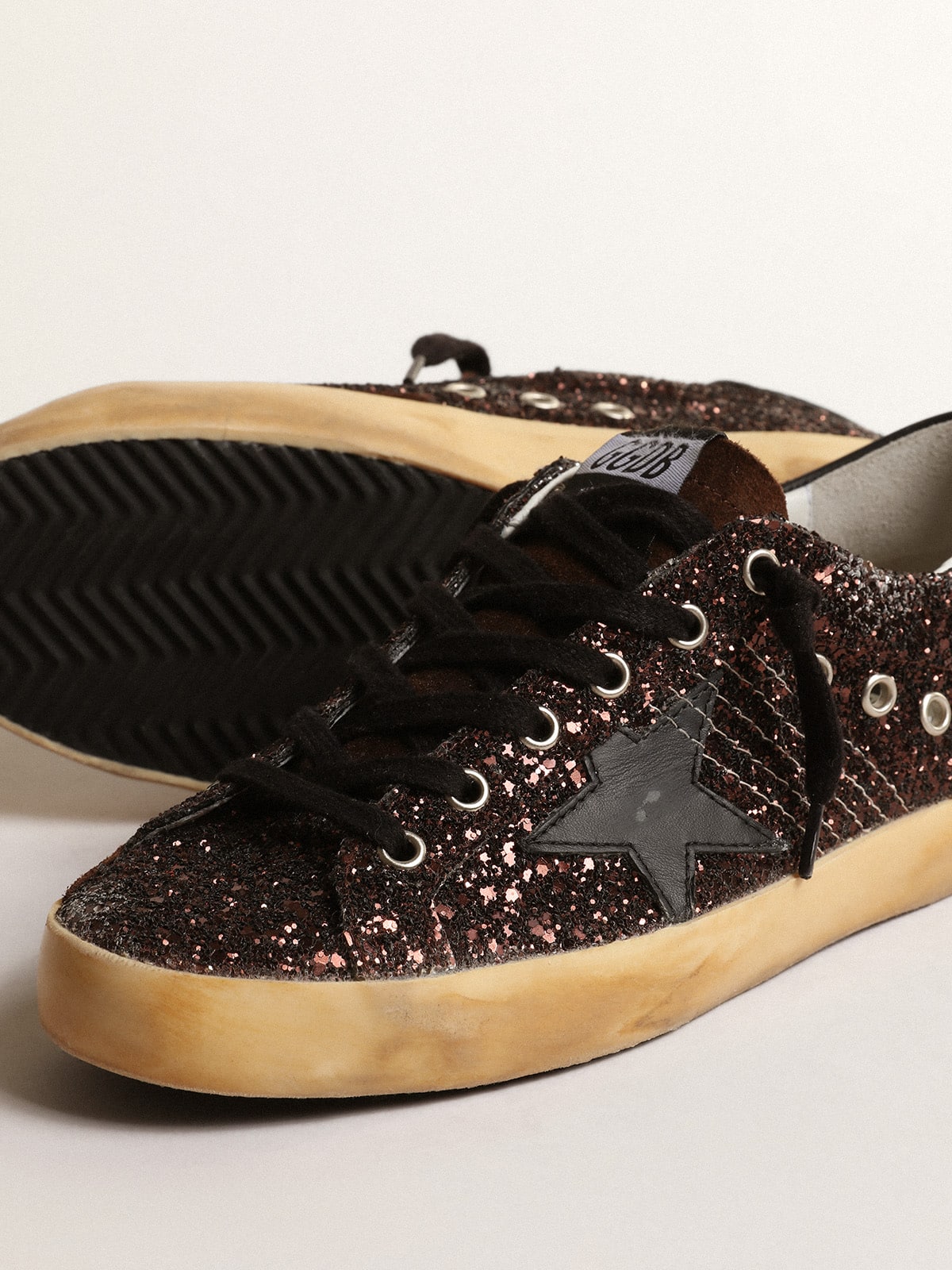 Golden Goose - Super-Star con purpurina marrón con estrella y refuerzo del talón de piel negra  in 