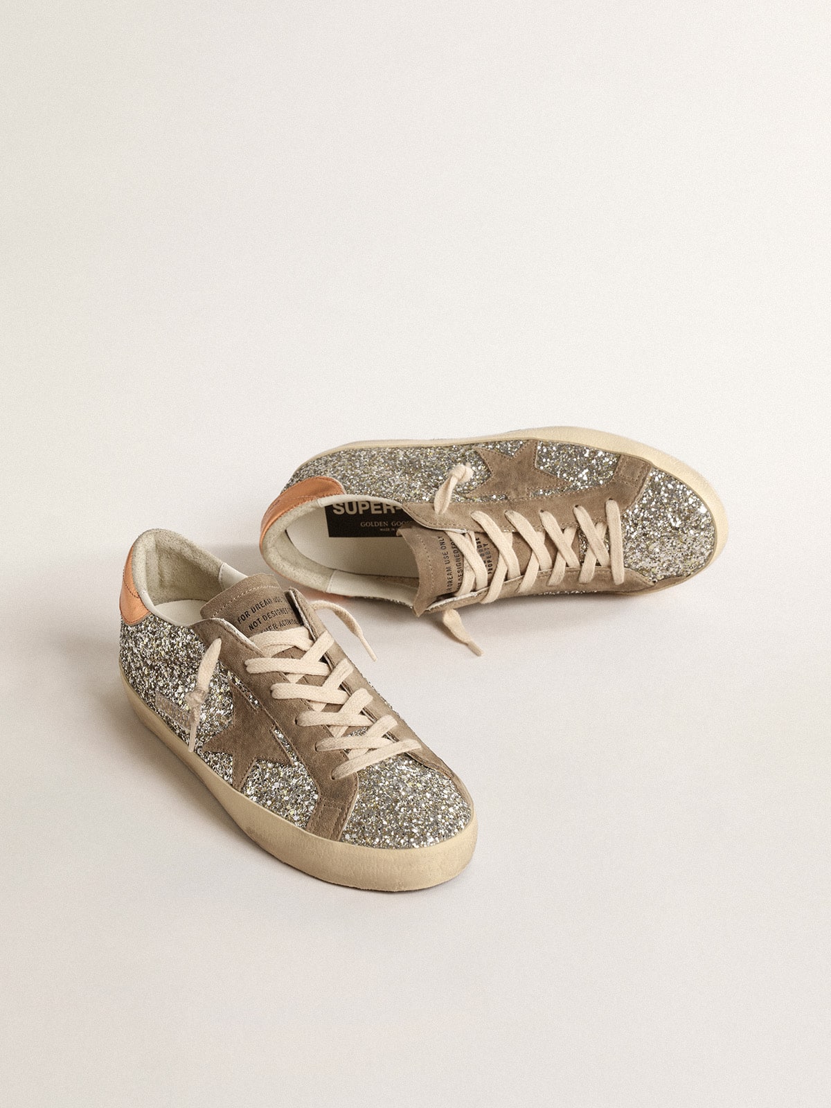 Golden Goose - Super-Star con purpurina platino y estrella de ante color gris paloma in 