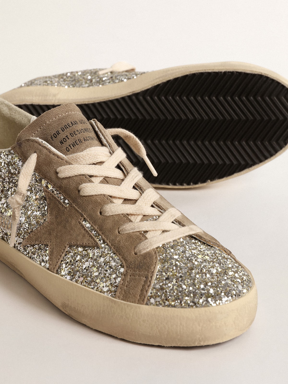 Golden Goose - Super-Star con purpurina platino y estrella de ante color gris paloma in 