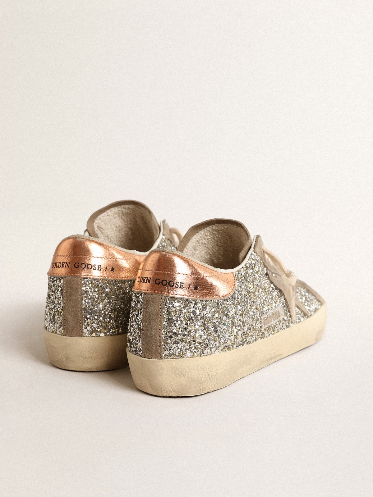 Super Star a paillettes platine avec etoile en daim tourterelle Golden Goose