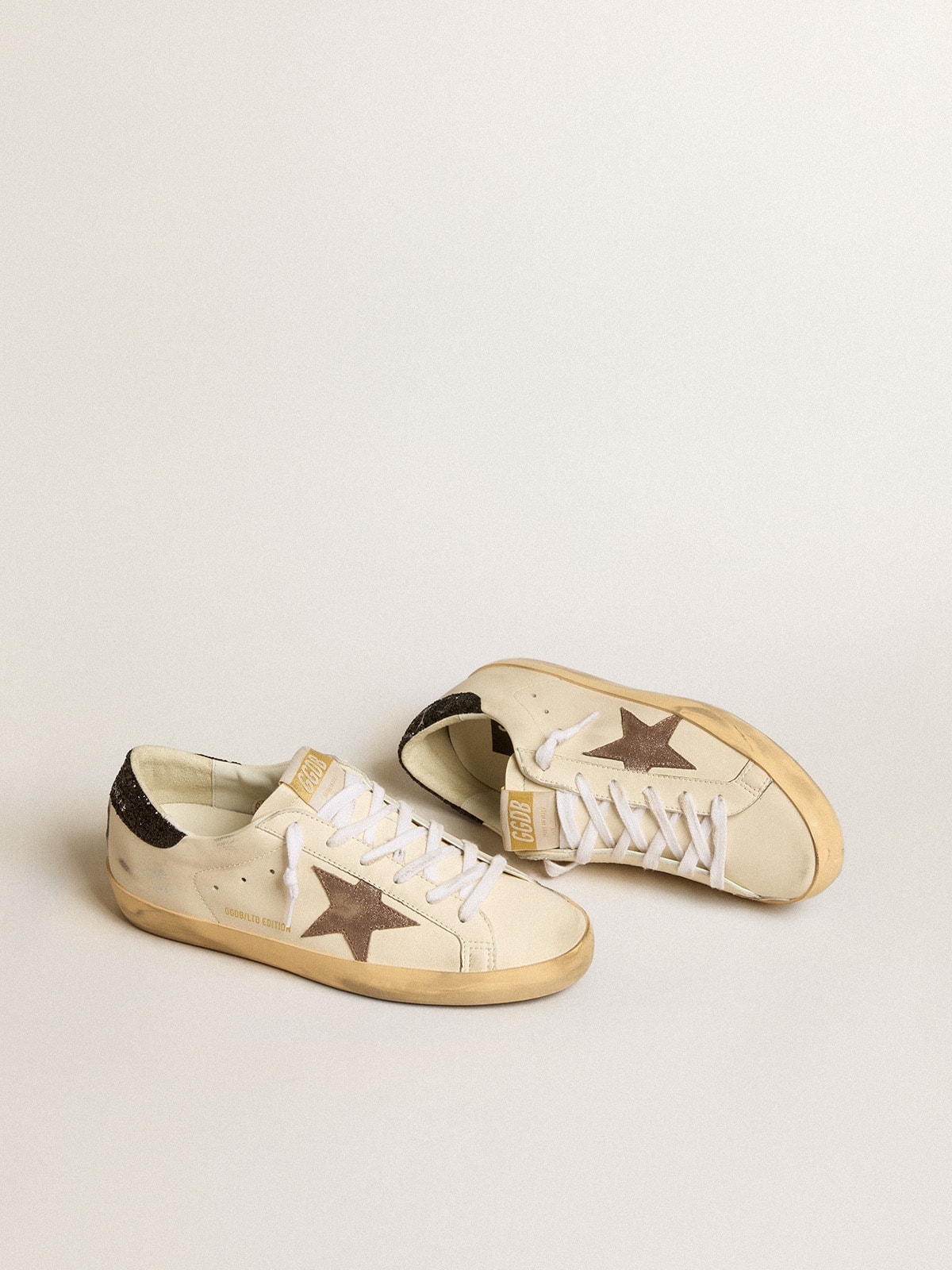 Golden Goose - Super-Star LTD con stella in pelle laminata e talloncino in glitter neri in 