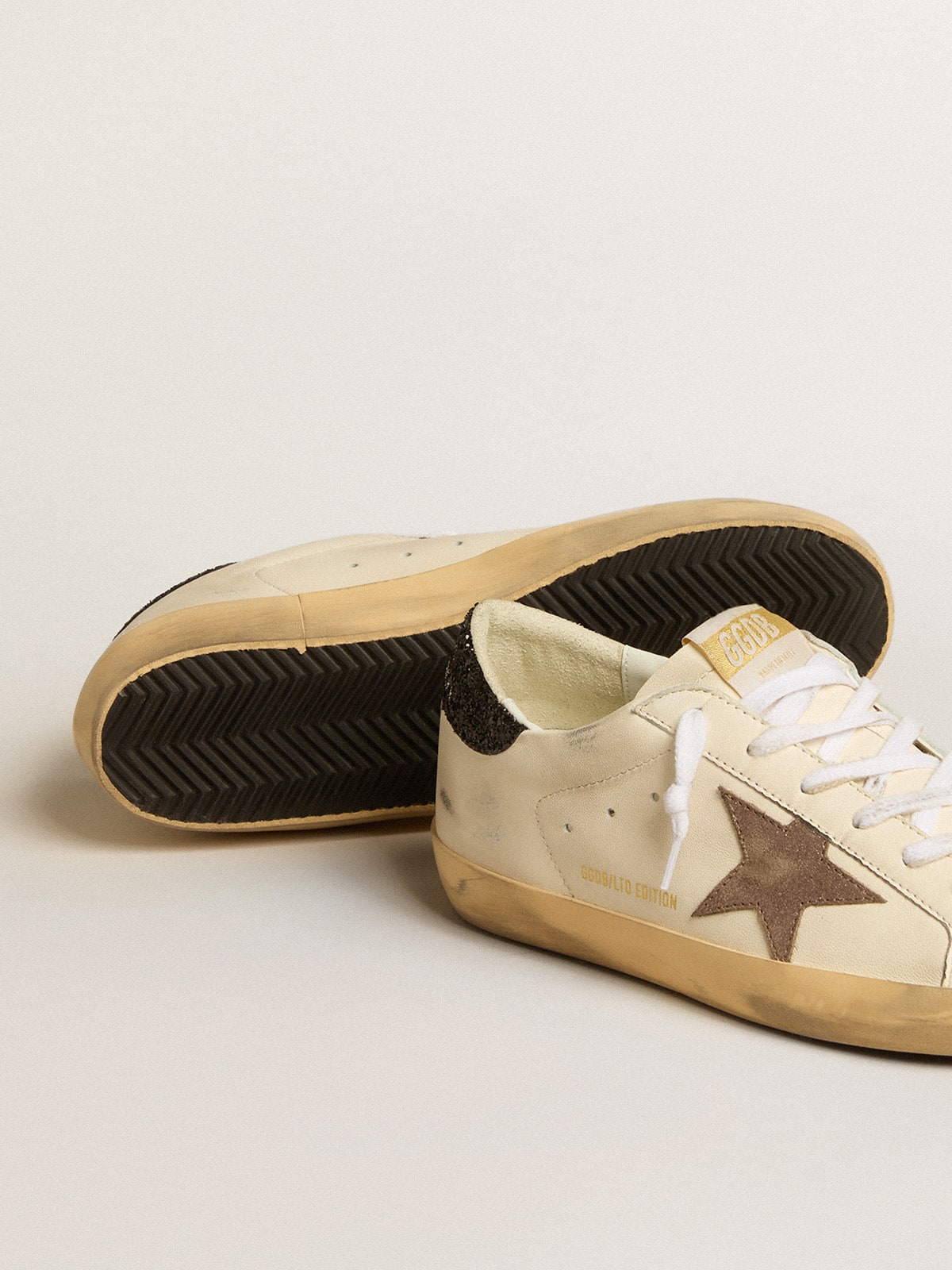 Golden Goose - Super-Star LTD con stella in pelle laminata e talloncino in glitter neri in 