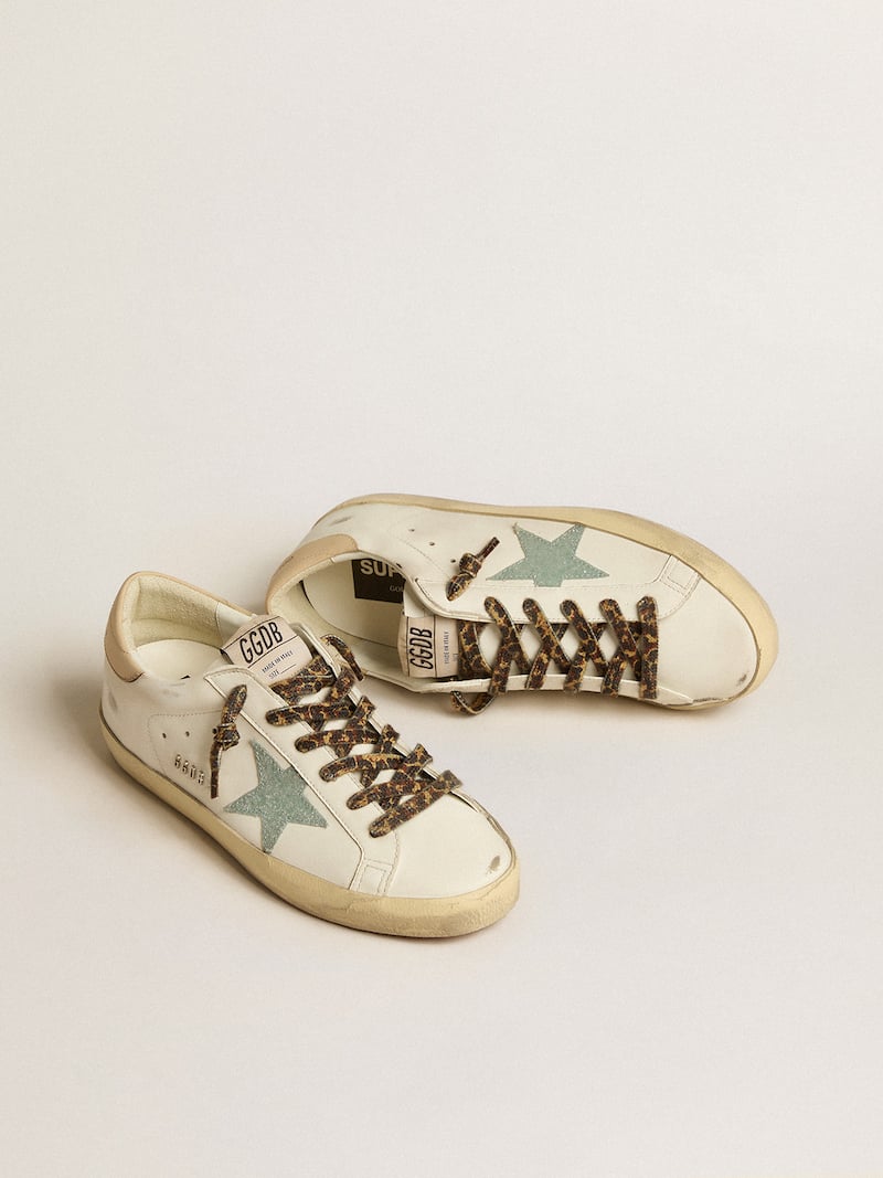 Golden Goose - Super-Star avec &eacute;toile &agrave; paillettes grises et contrefort en cuir nude in 