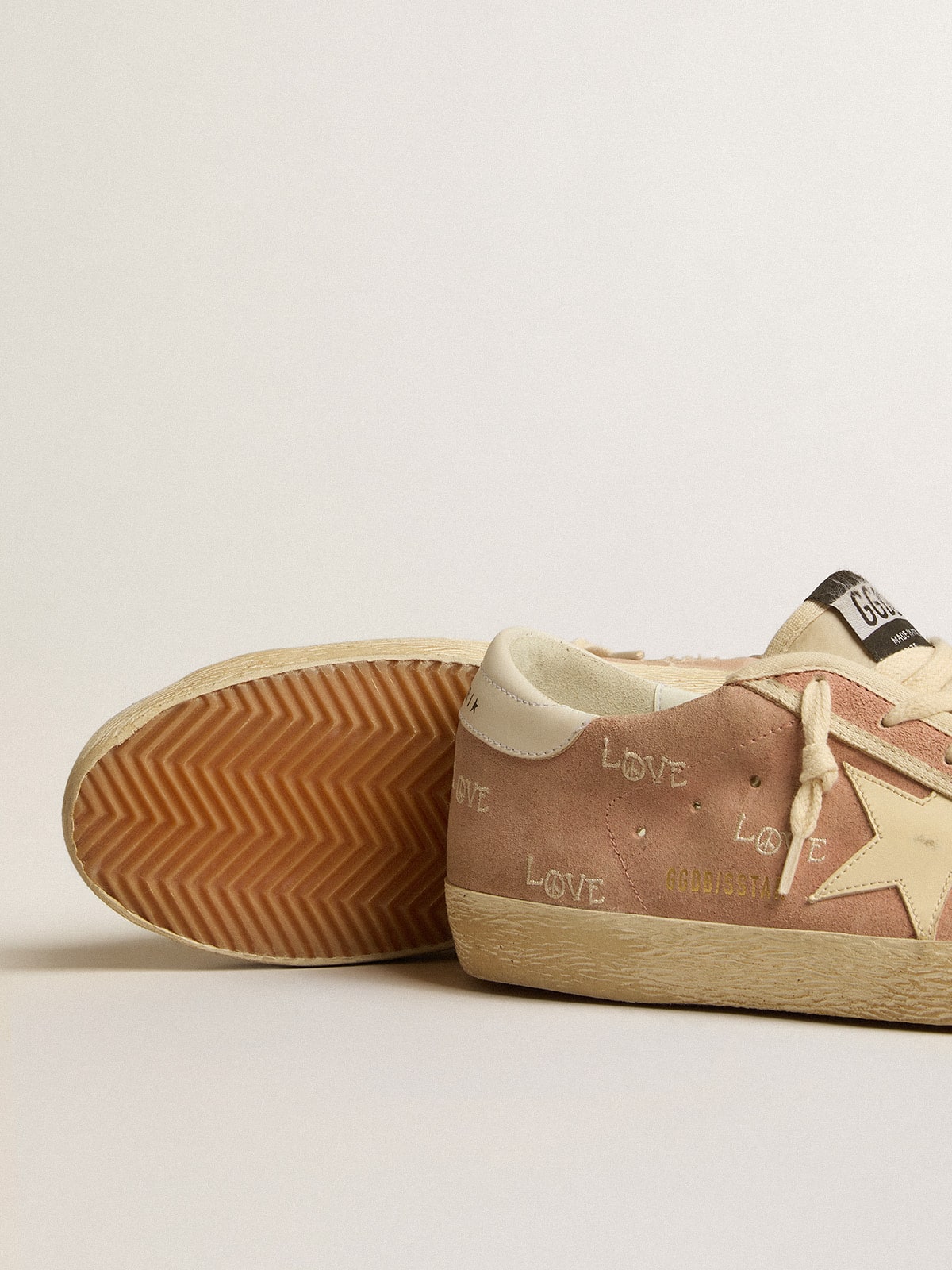 Golden Goose - Super-Star aus puderrosafarbenem Rauleder mit cremefarbenem Lederstern in 