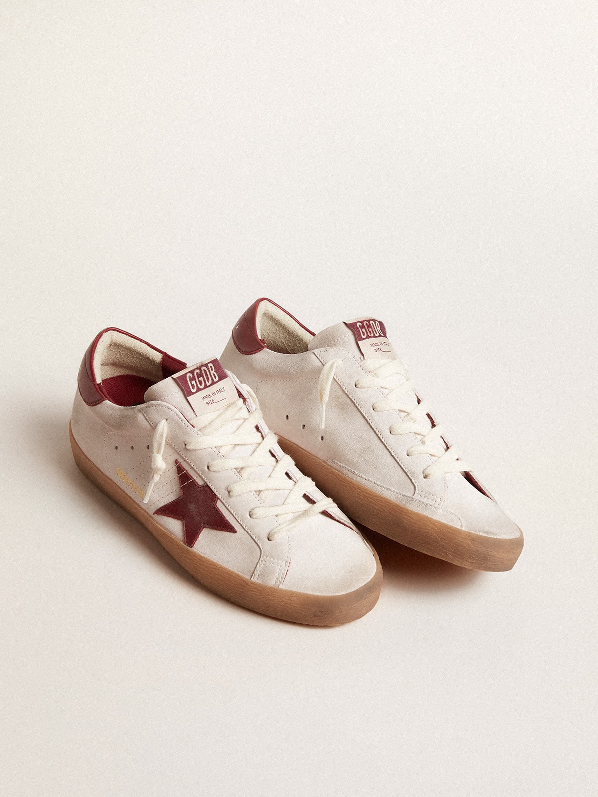 Golden Goose - Super-Star in suede bianco con stella e talloncino in pelle bordeaux in 