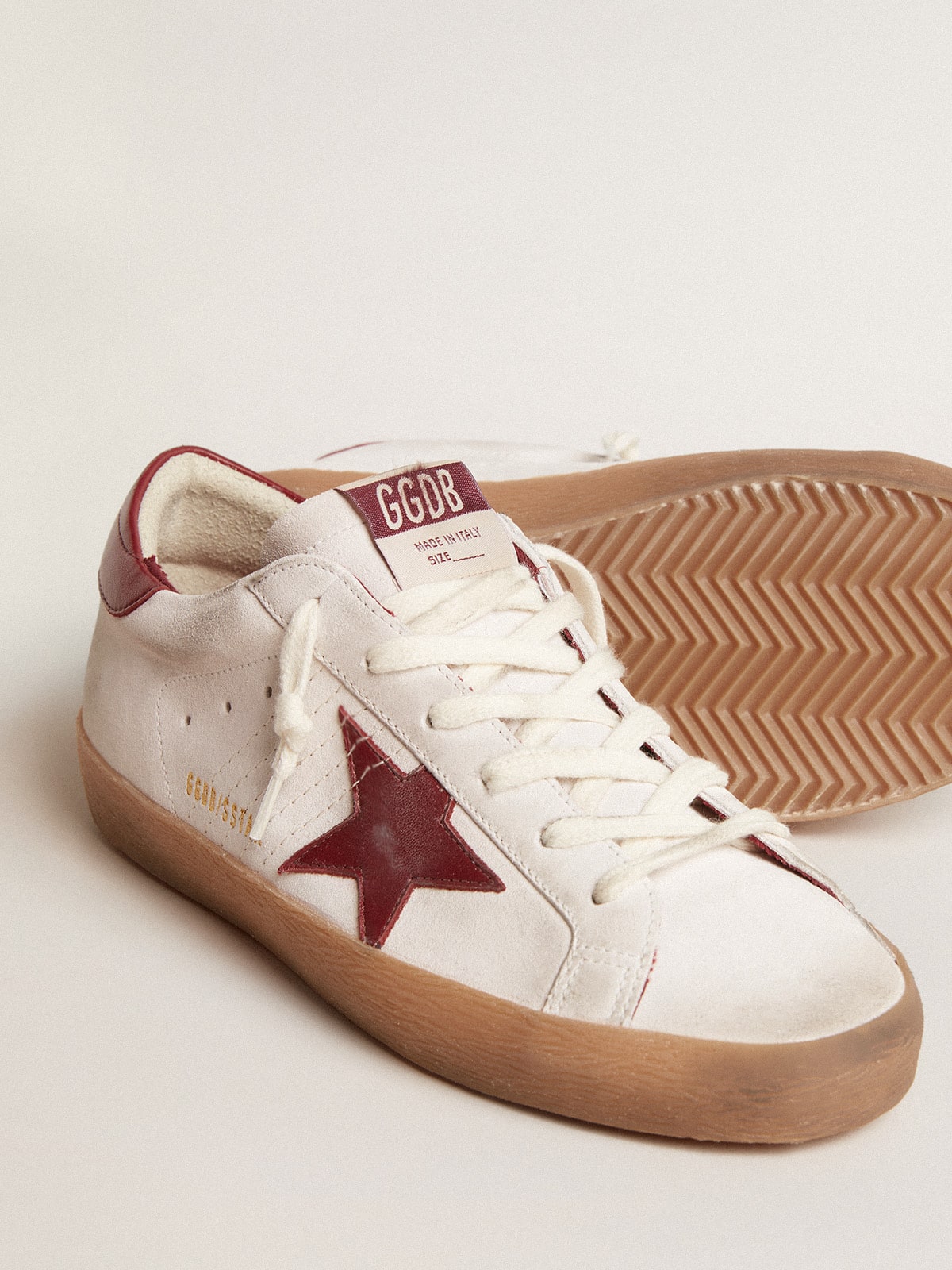 Golden Goose - Super-Star in suede bianco con stella e talloncino in pelle bordeaux in 