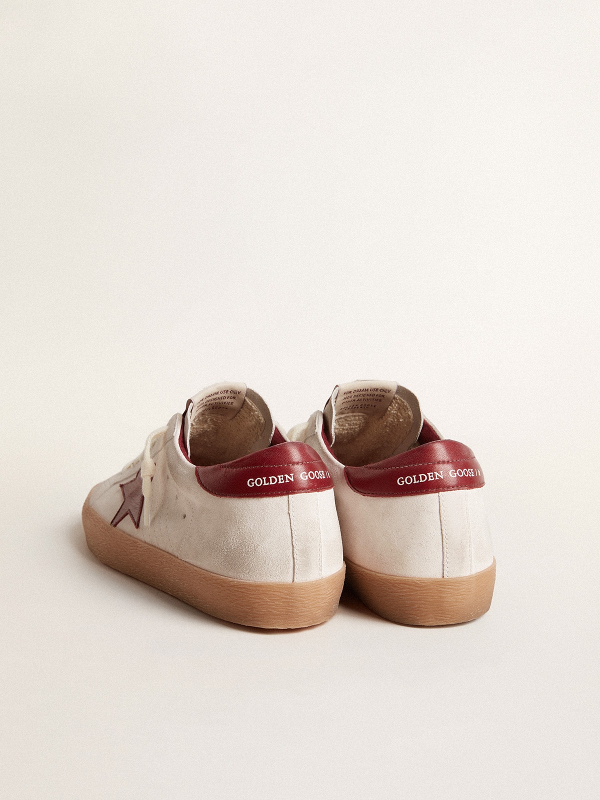 Golden Goose - Super-Star in suede bianco con stella e talloncino in pelle bordeaux in 