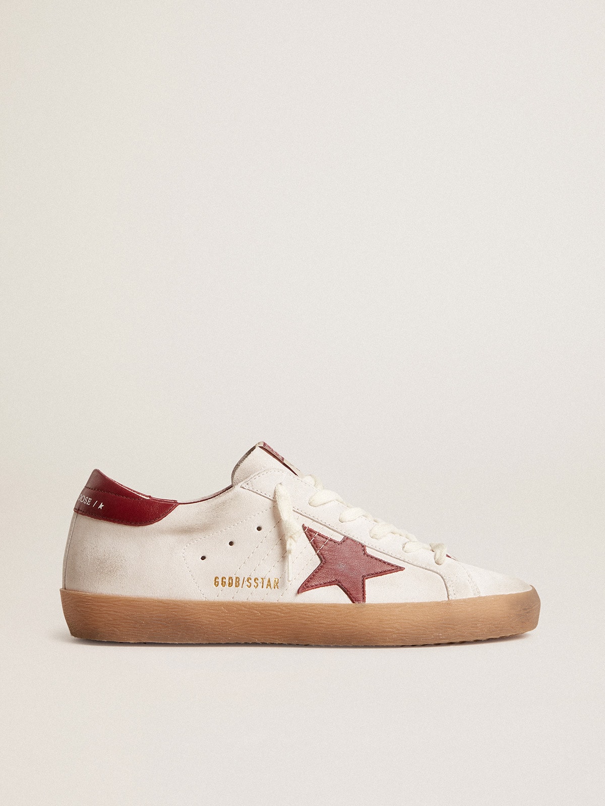 Golden Goose - Super-Star in suede bianco con stella e talloncino in pelle bordeaux in 