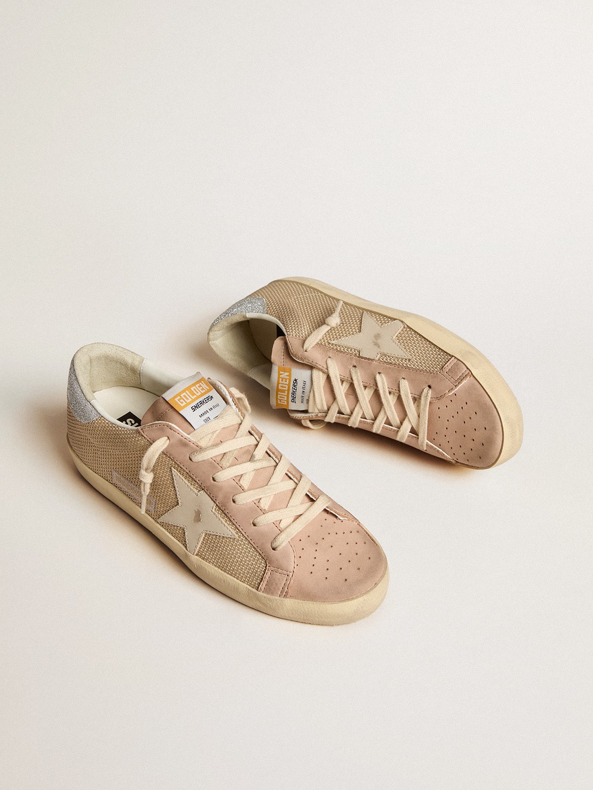 Golden Goose - Super-Star LTD in rete bianca e nabuk rosa con talloncino in cristalli Swarovski in 