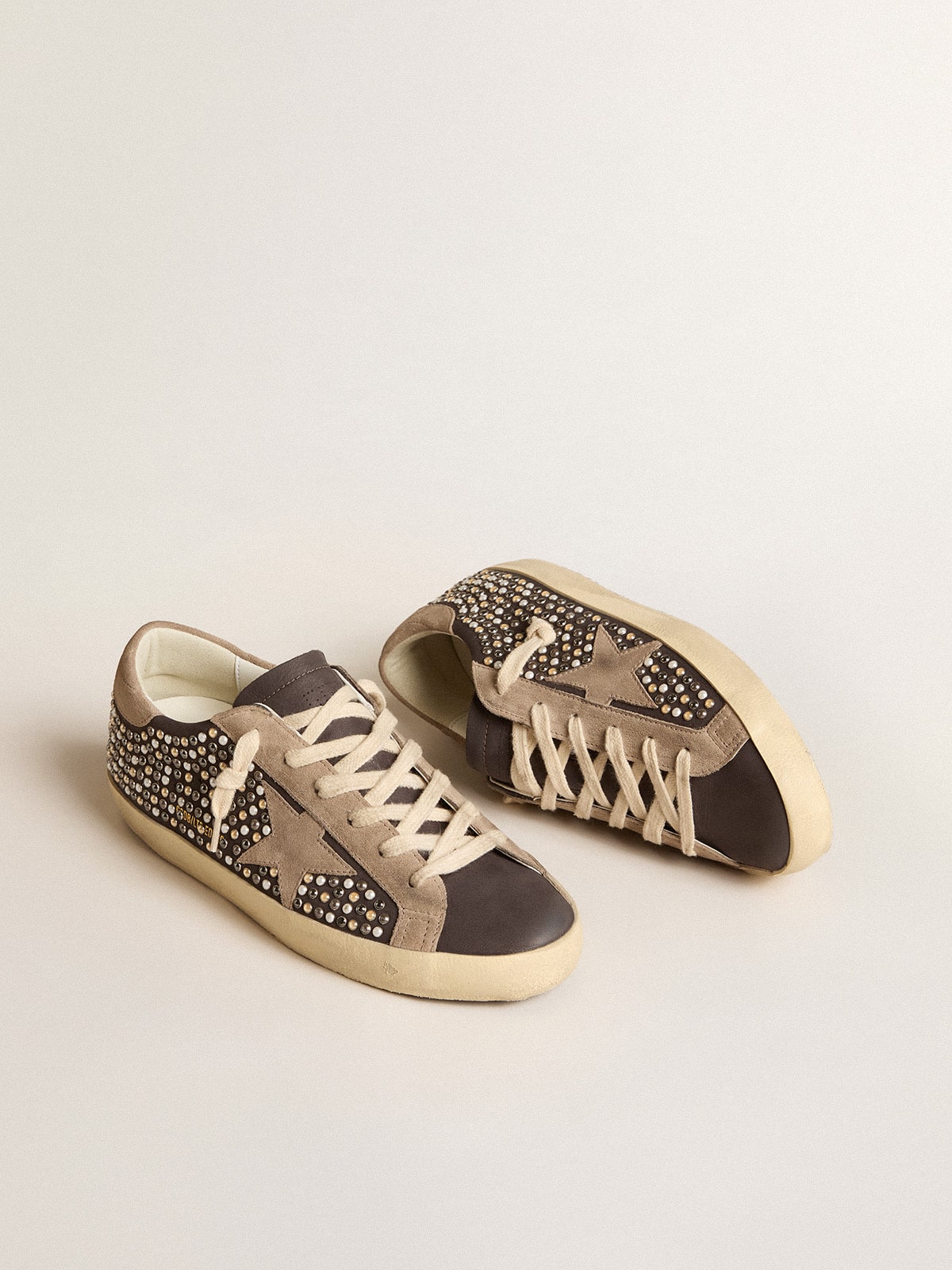 Golden Goose - Super-Star LTD in nabuk grigio con perle Swarovski e stella in suede in 