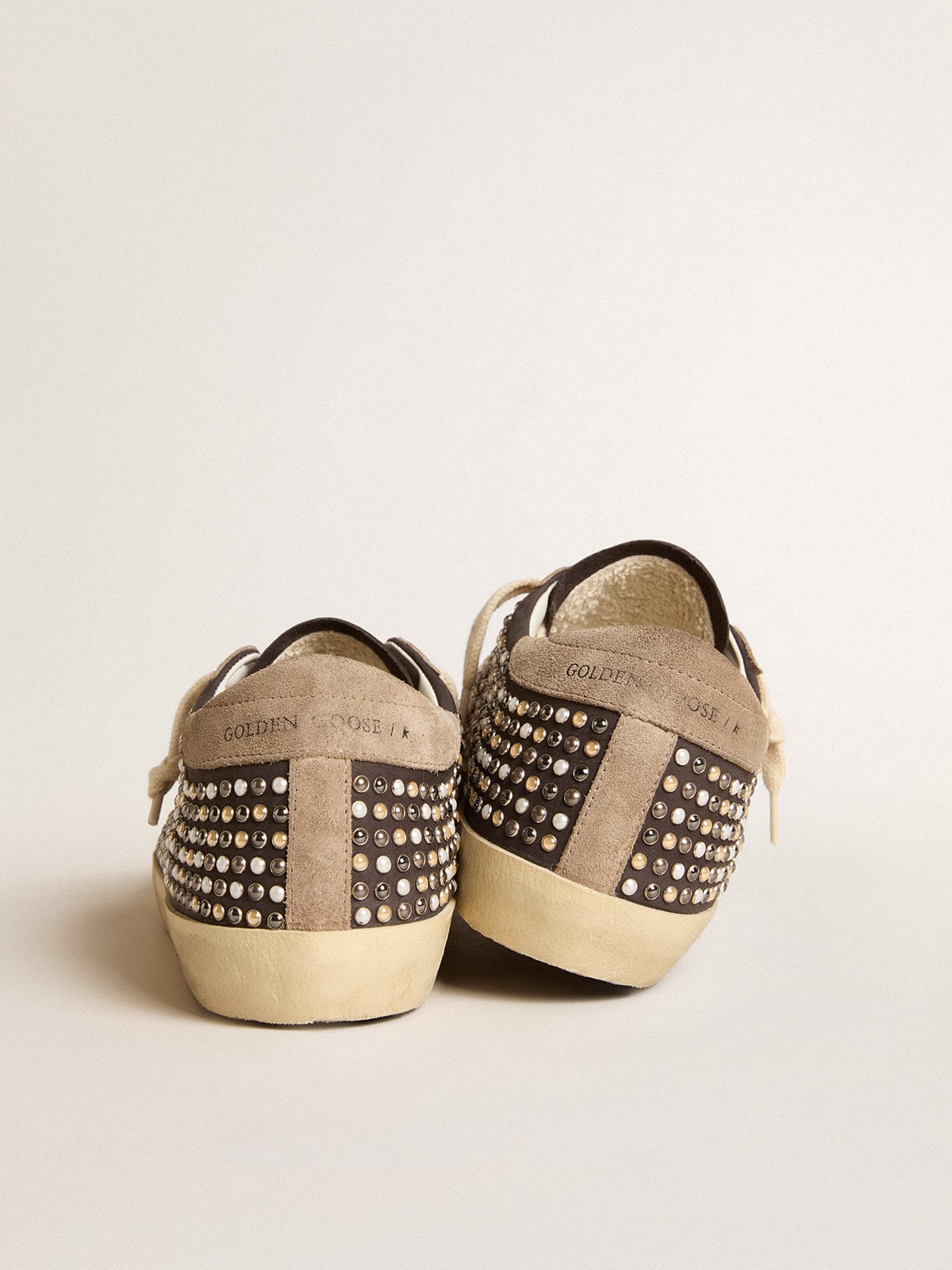 Golden Goose - Super-Star LTD in nabuk grigio con perle Swarovski e stella in suede in 