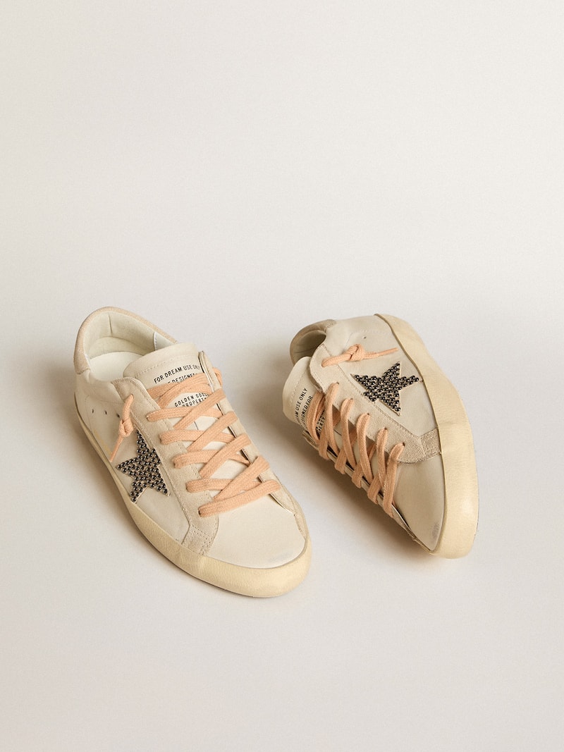 Golden Goose - Super-Star LTD aus Leder mit beigefarbenem Raulederstern und Nieten aus dem Hause Swarovski in 