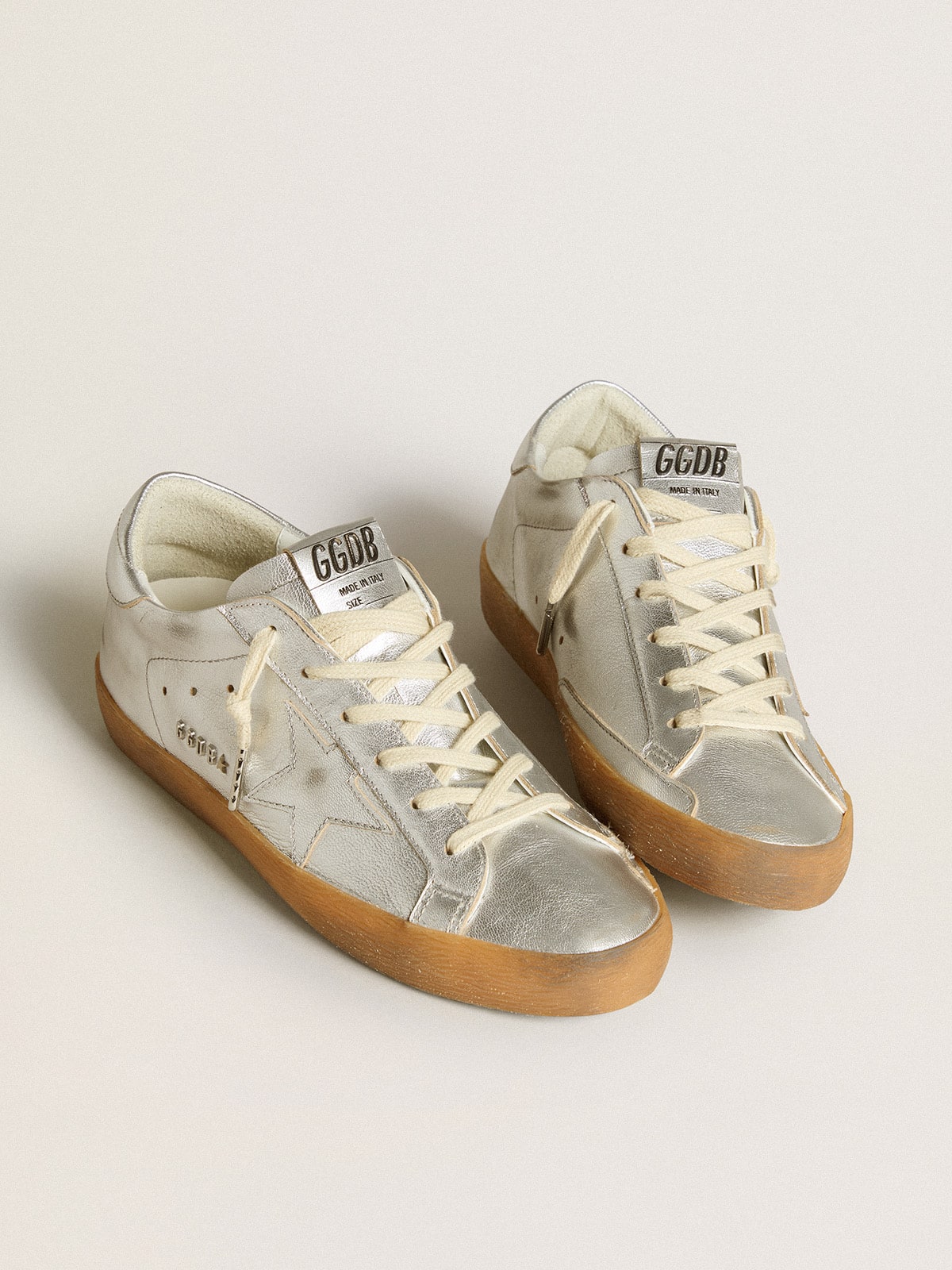 Golden Goose - Super-Star de piel laminada plateada con estrella y refuerzo del talón de piel in 