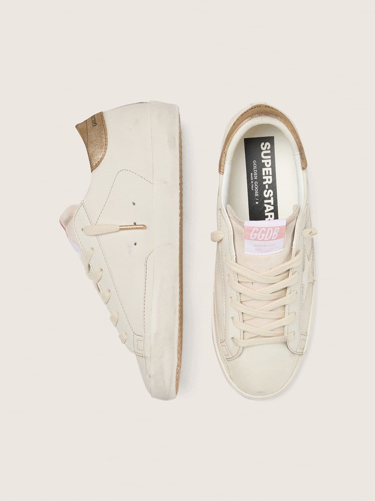 Golden Goose - Super-Star Feminino de couro cor branco usado e estrela tom sobre tom in 