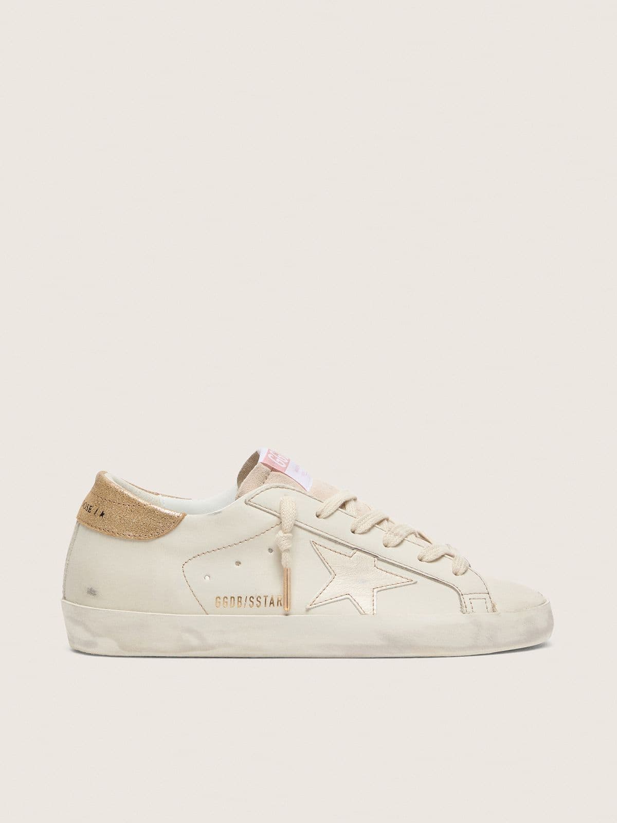 Golden Goose - Super-Star Feminino de couro cor branco usado e estrela tom sobre tom in 
