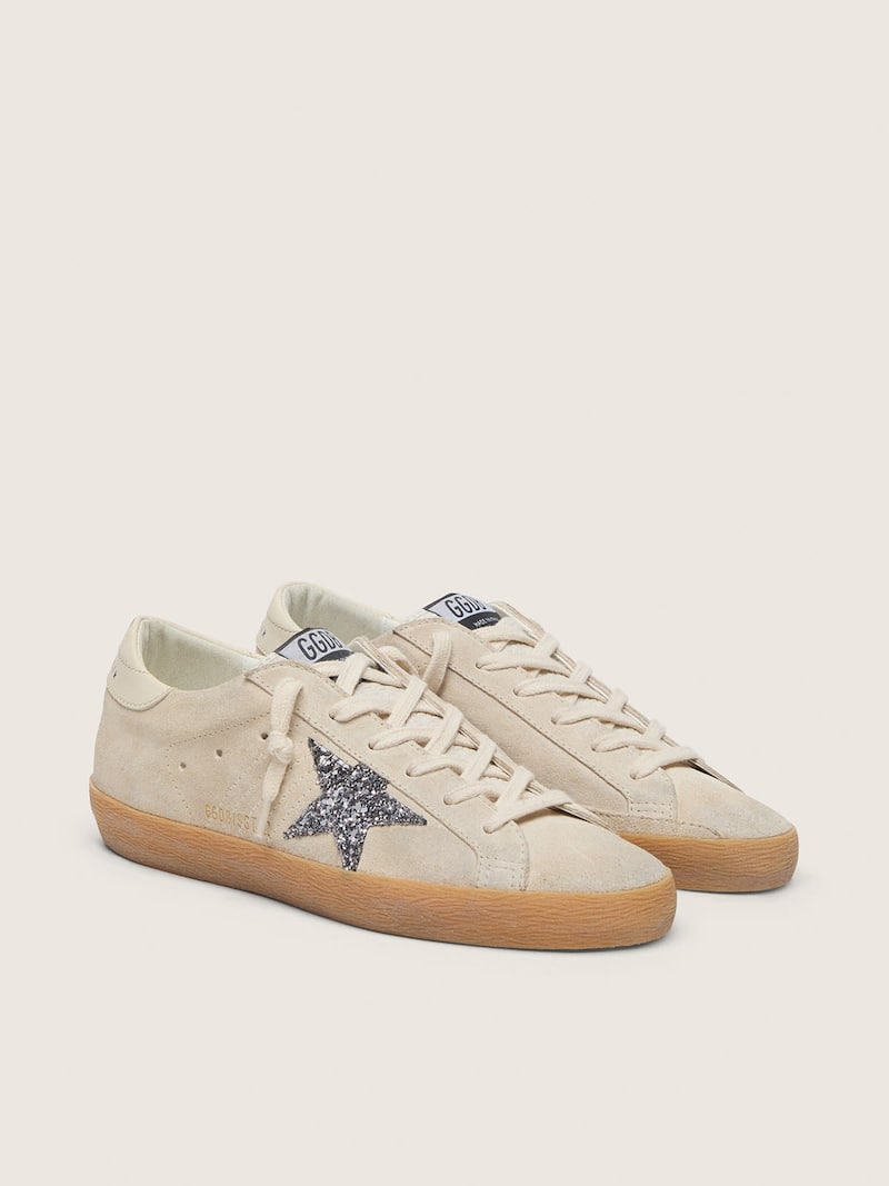 Golden Goose - Super-Star Donna in suede grigio ghiaccio con stella in glitter argento e talloncino in pelle in 