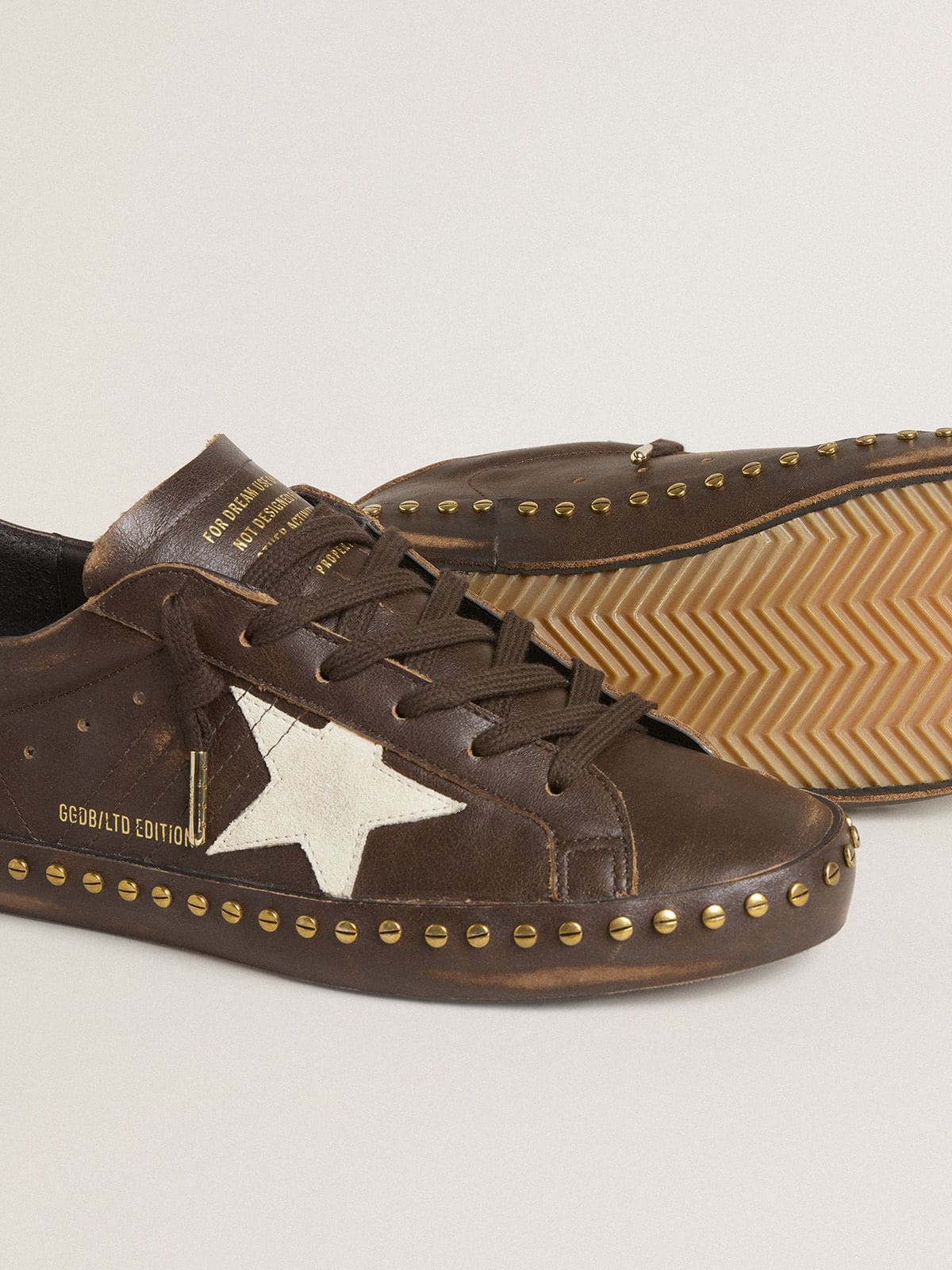 Golden Goose - Super-Star LTD pour femme en cuir marron foncé avec étoile en cuir velours couleur crème et cabochons in 