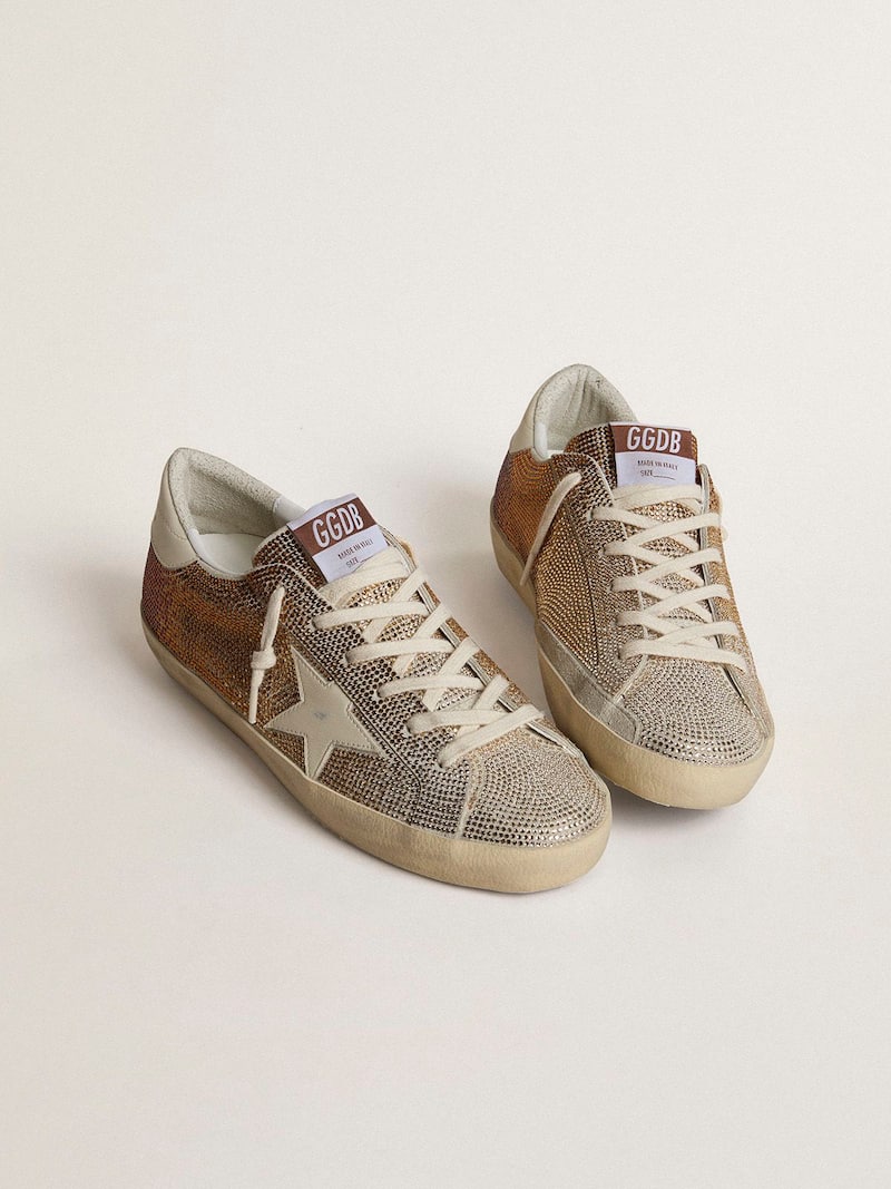 Golden Goose - Super-Star in suede beige e cristalli multicolor con stella e talloncino in pelle color panna in 