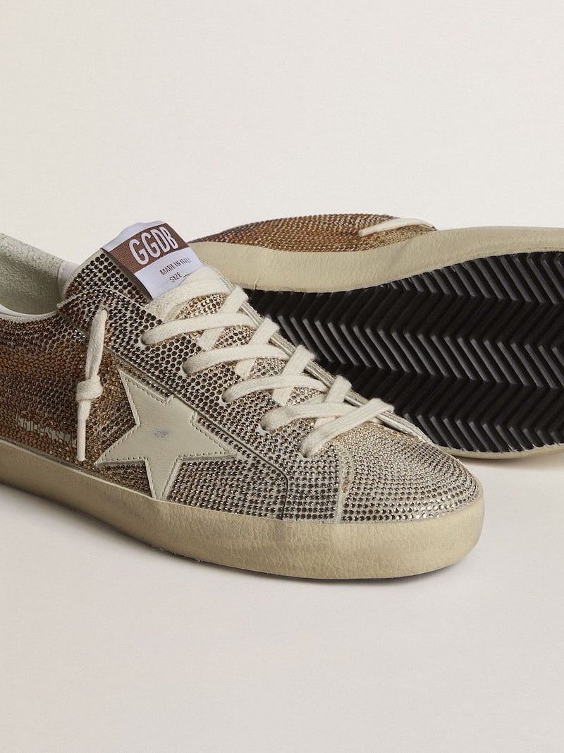 Golden Goose - Super-Star in suede beige e cristalli multicolor con stella e talloncino in pelle color panna in 