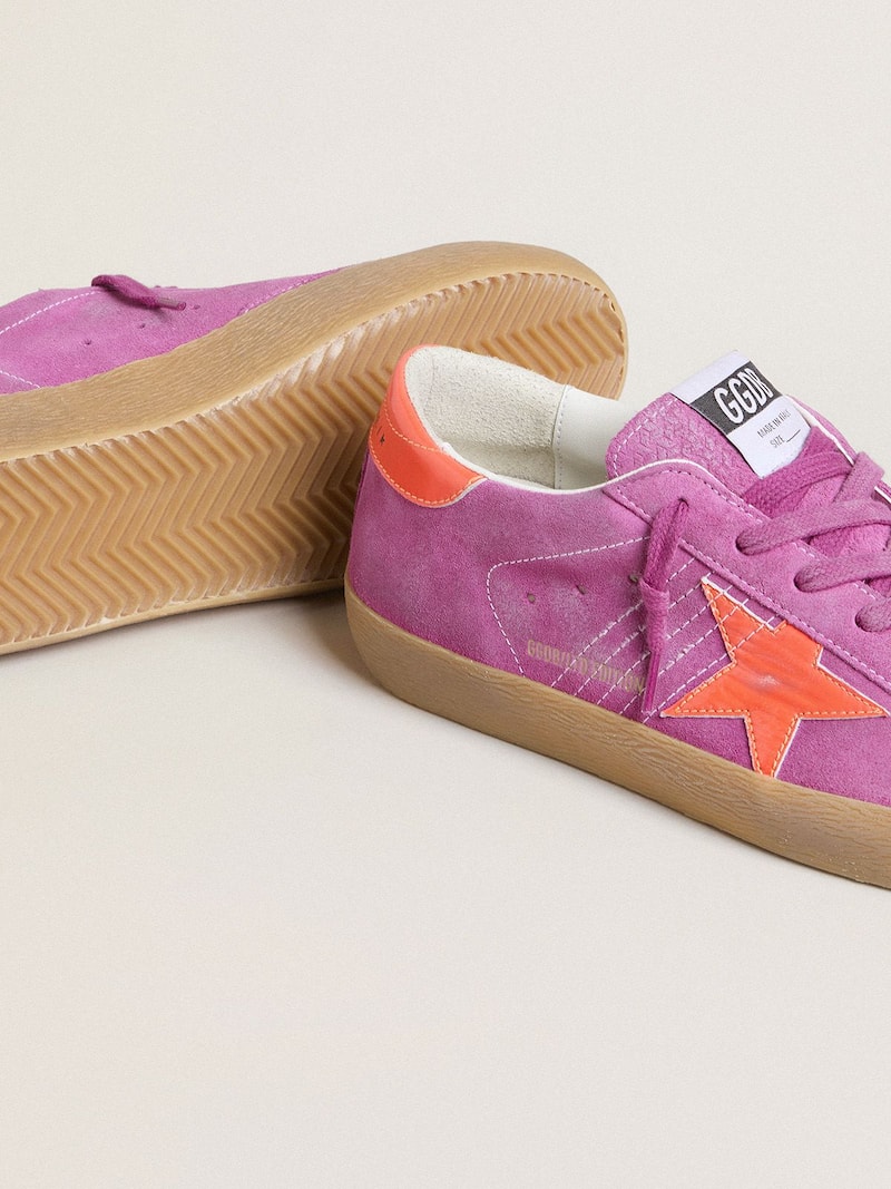 Golden Goose - Super-Star Damen aus fuchsiafarbenem Rauleder mit Stern und Ferse aus Metallic-Leder in Neonorange in 