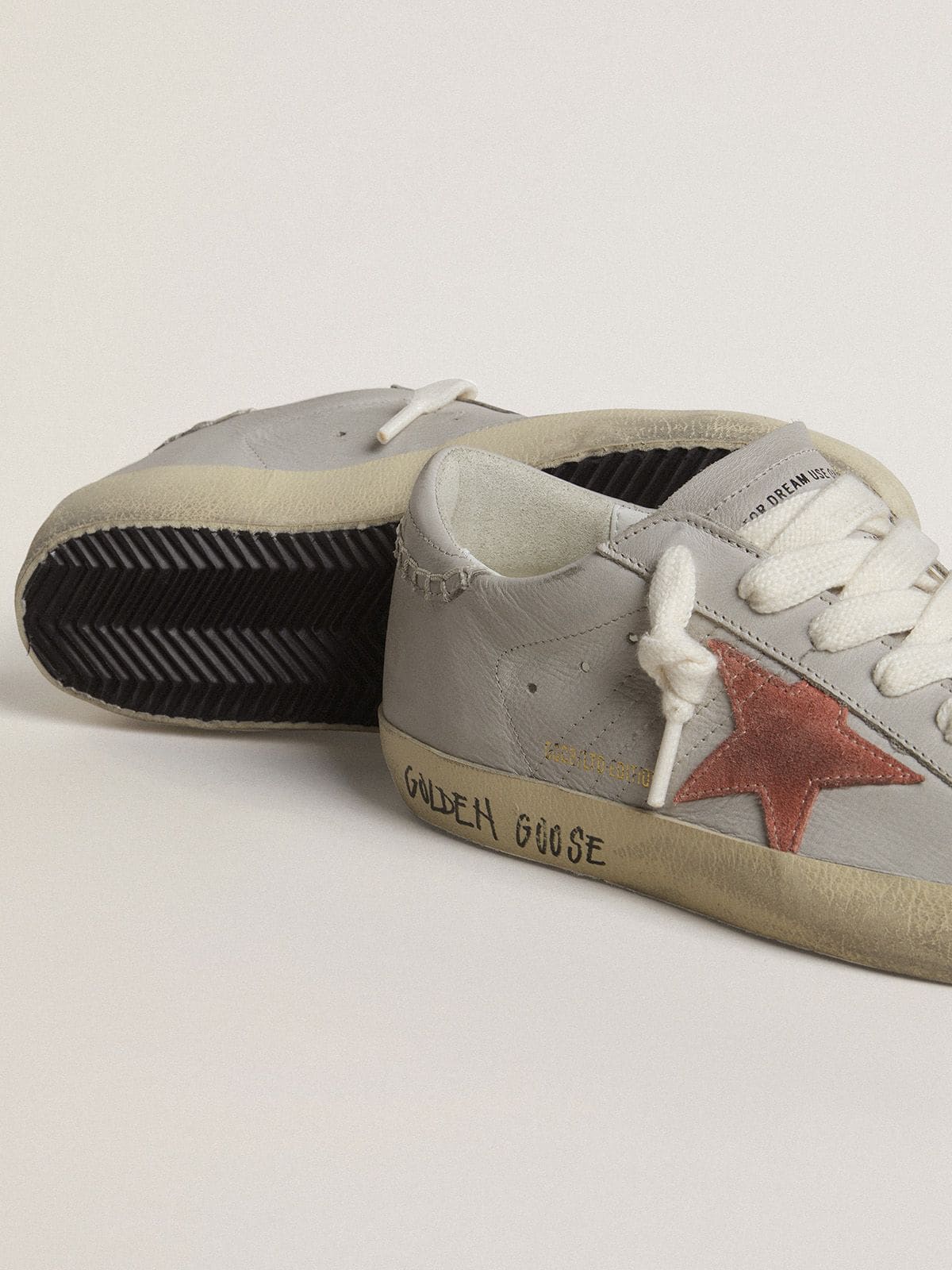Golden Goose - Super-Star LTD in pelle grigia con stella in suede color mattone in 