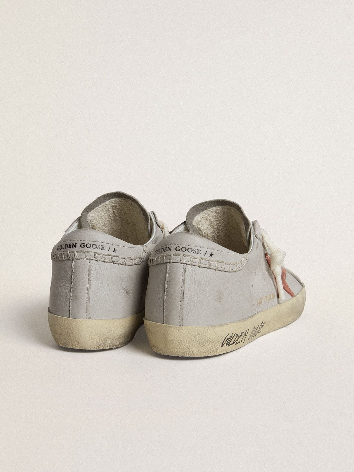 Golden Goose - Super-Star LTD in pelle grigia con stella in suede color mattone in 