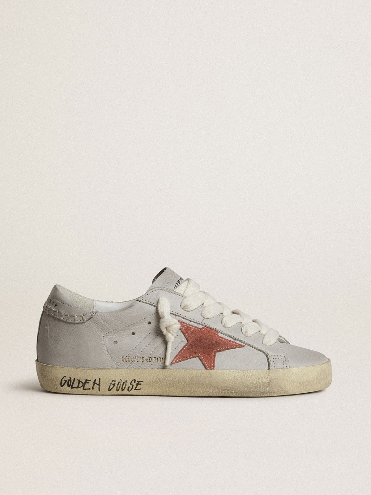 Golden Goose - Super-Star LTD in pelle grigia con stella in suede color mattone in 