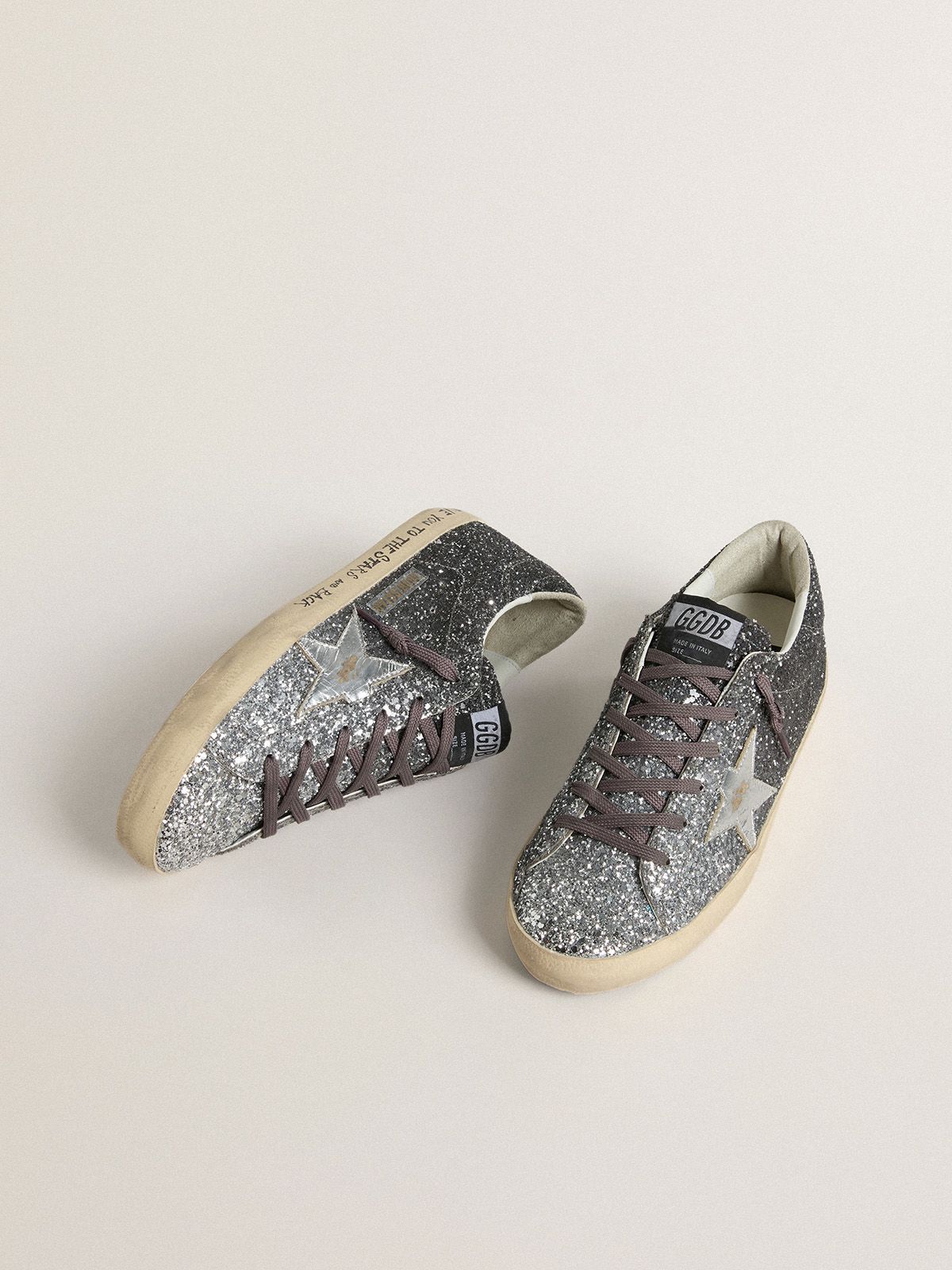 Super Star Damen Mit Glitzerschaft Und Stern Aus Silberfarbenem Leder super-star-damen-mit-glitzerschaft-und-stern-aus-silberfarbenem-leder