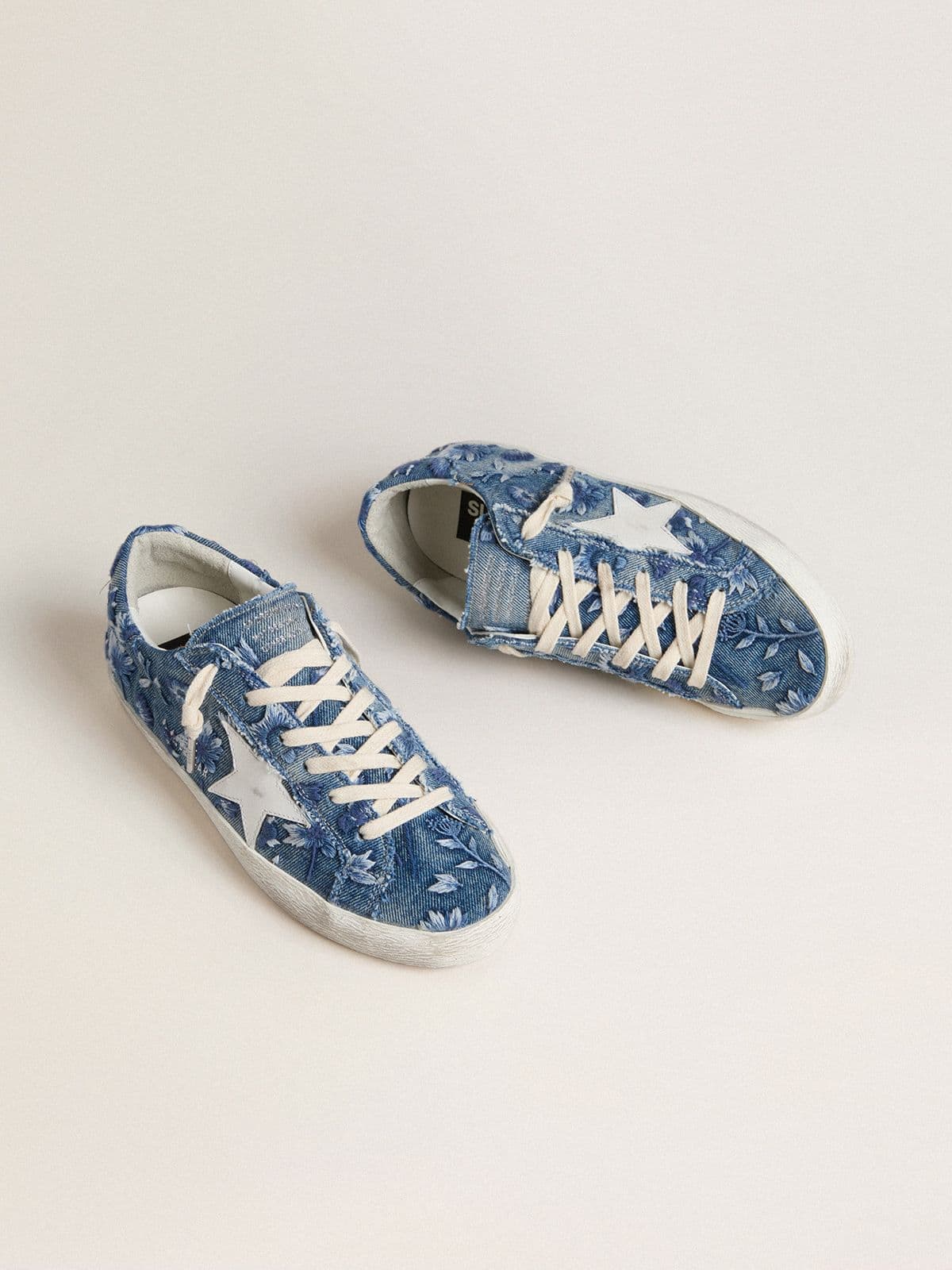 Golden Goose - Super-Star Feminino LTD de jeans azul-claro com estrela de couro branco e flores bordadas in 