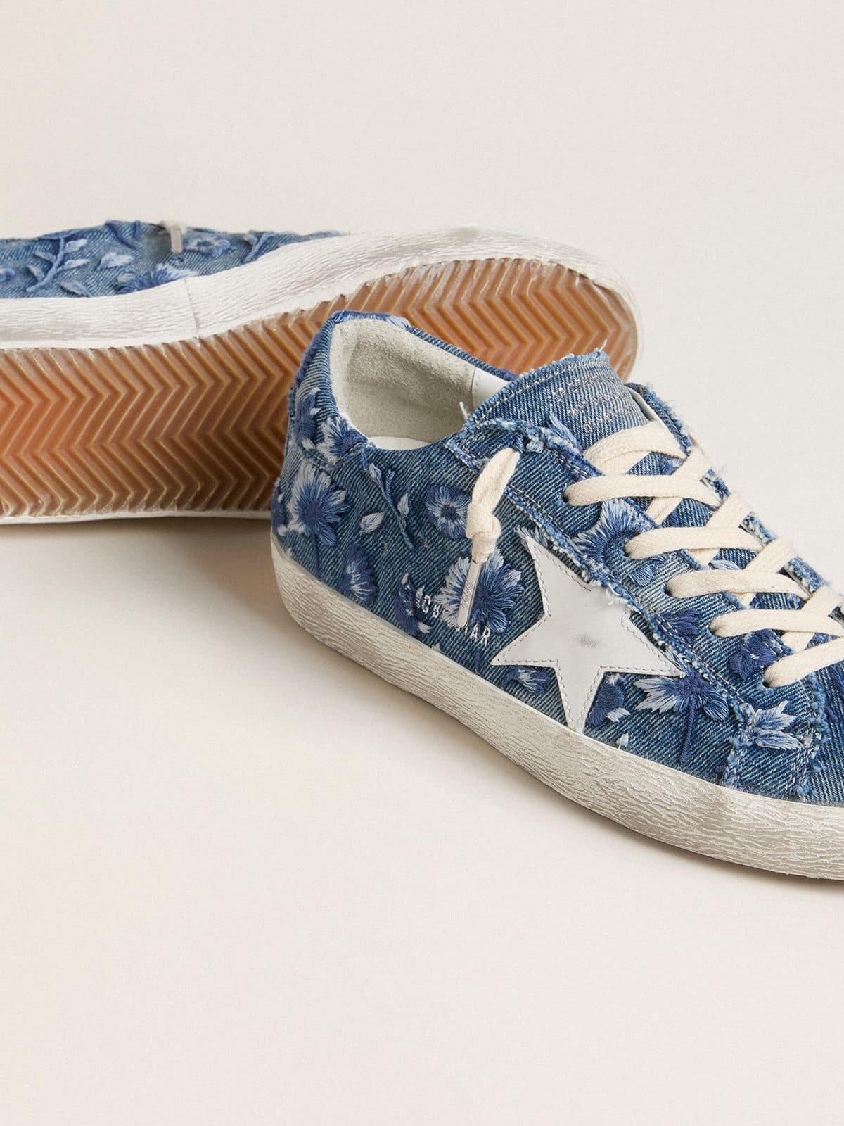 Golden Goose - Super-Star Feminino LTD de jeans azul-claro com estrela de couro branco e flores bordadas in 