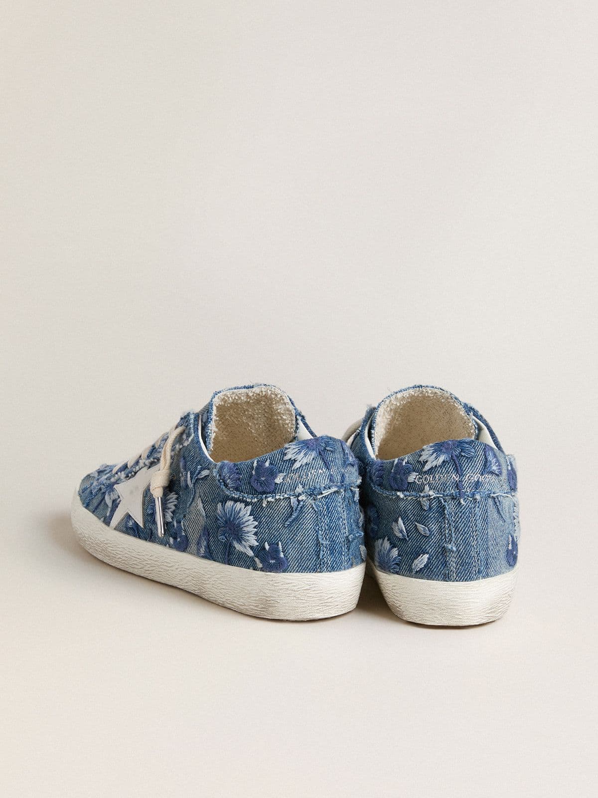 Golden Goose - Super-Star Feminino LTD de jeans azul-claro com estrela de couro branco e flores bordadas in 