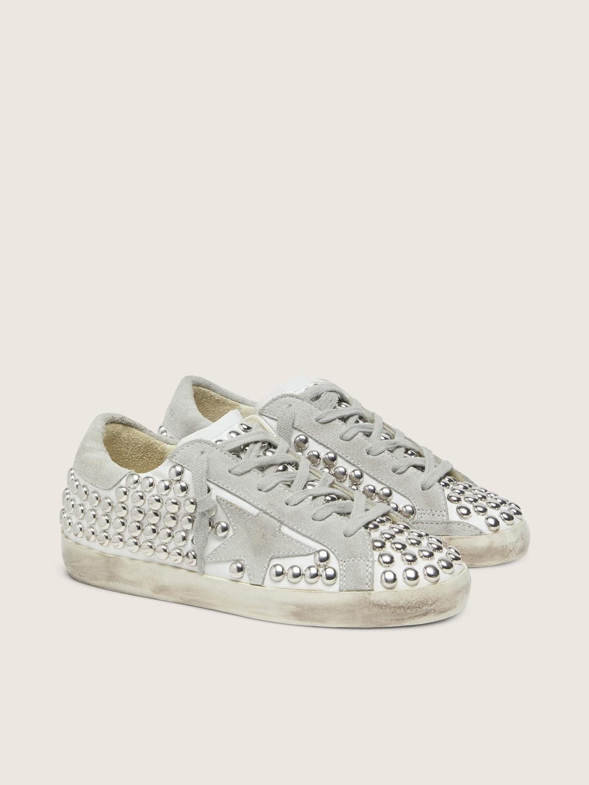 Golden Goose - Super-Star donna in pelle bianca con stella grigio chiaro e borchie metalliche in 