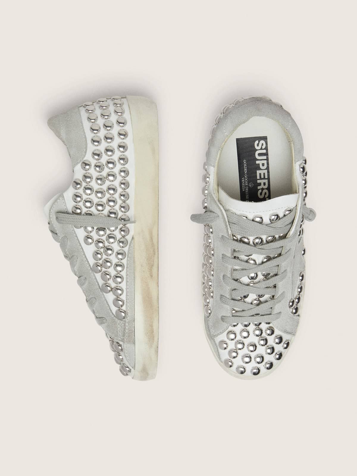 Golden Goose - Super-Star donna in pelle bianca con stella grigio chiaro e borchie metalliche in 