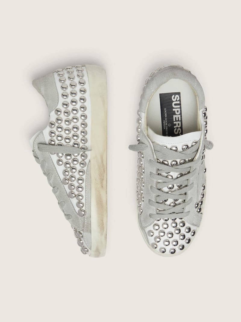 Golden Goose - Super-Star femme en cuir blanc avec &eacute;toile gris clair et cabochons m&eacute;talliques in 