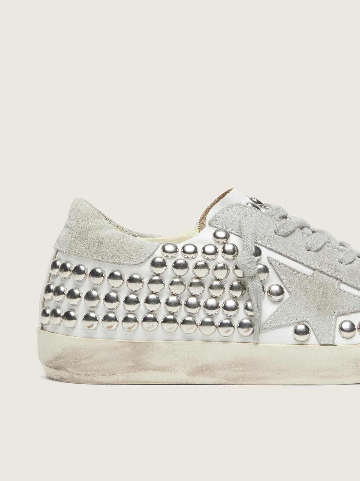 Golden Goose - Super-Star donna in pelle bianca con stella grigio chiaro e borchie metalliche in 