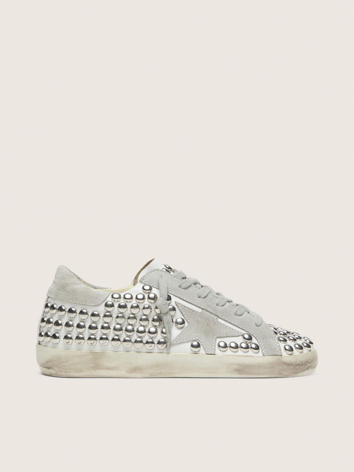 Golden Goose - Super-Star donna in pelle bianca con stella grigio chiaro e borchie metalliche in 