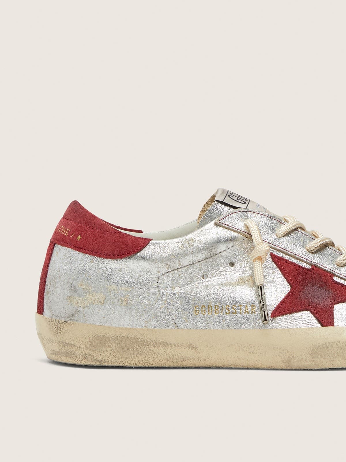 Golden Goose - Super-Star LTD Damen aus silberfarbenem Metallic-Leder mit rotem Raulederstern in 