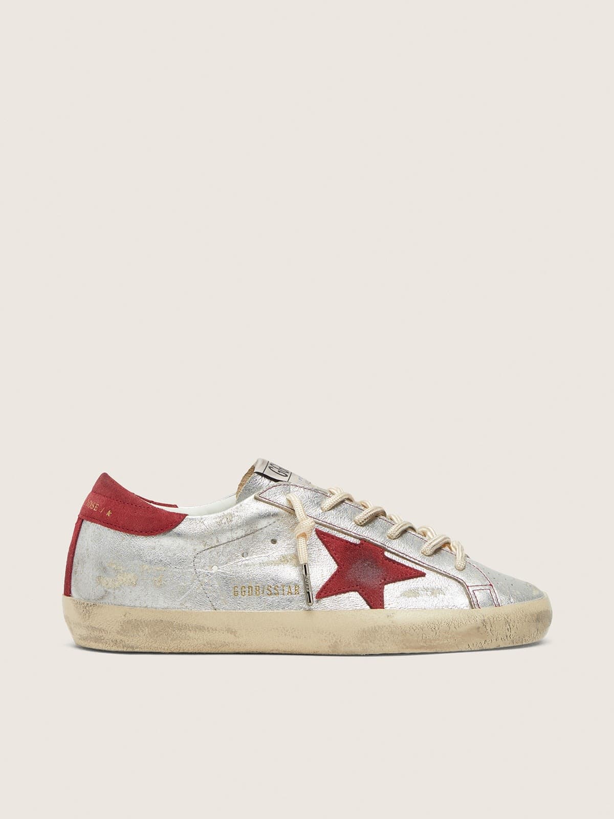 Golden Goose - Super-Star LTD Damen aus silberfarbenem Metallic-Leder mit rotem Raulederstern in 