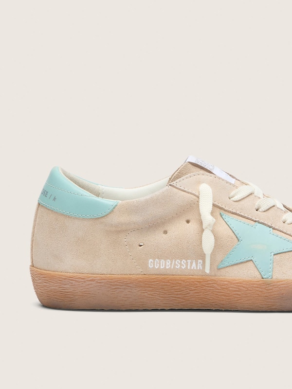 Golden Goose - Super-Star Damen aus beigefarbenem Rauleder mit wassergr&uuml;nem Stern in 