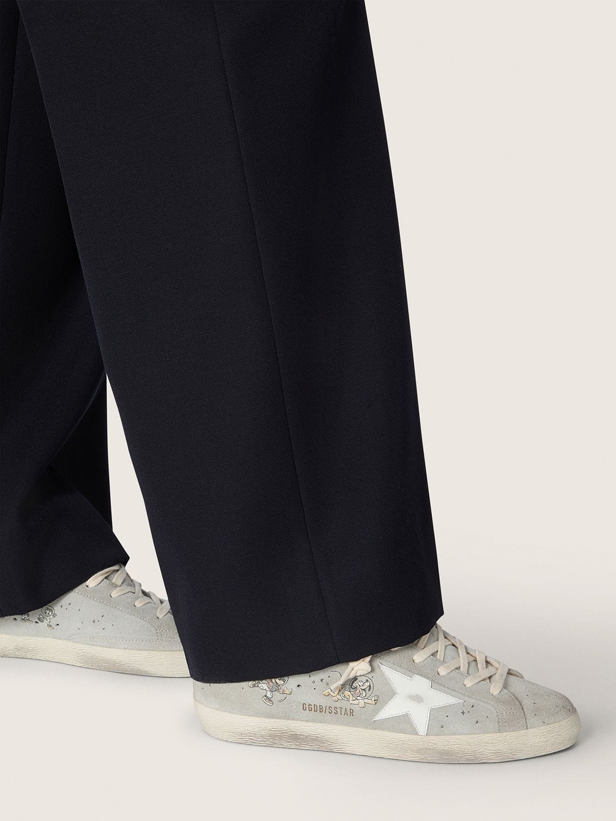 Disney | Golden Goose Super-Star f&uuml;r Damen aus eisgrauem Rauleder mit wei&szlig;em Stern und Allover-Zeichnungen