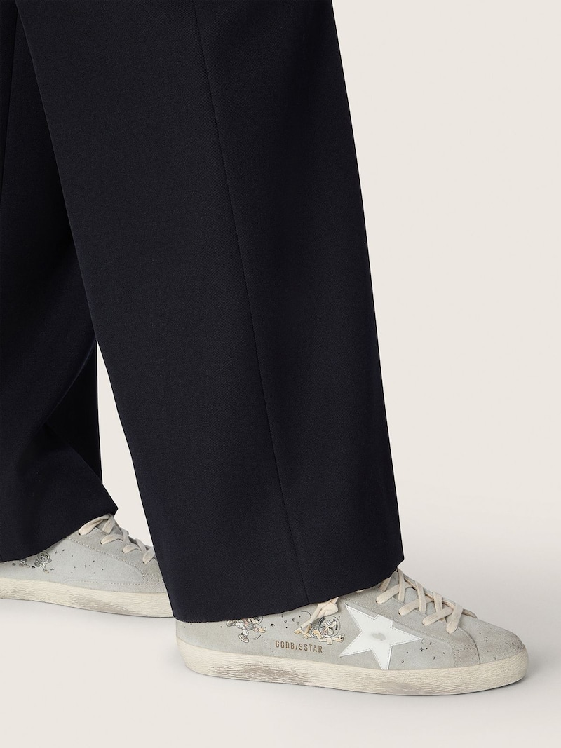Golden Goose - Disney | Golden Goose Super-Star f&uuml;r Damen aus eisgrauem Rauleder mit wei&szlig;em Stern und Allover-Zeichnungen in 