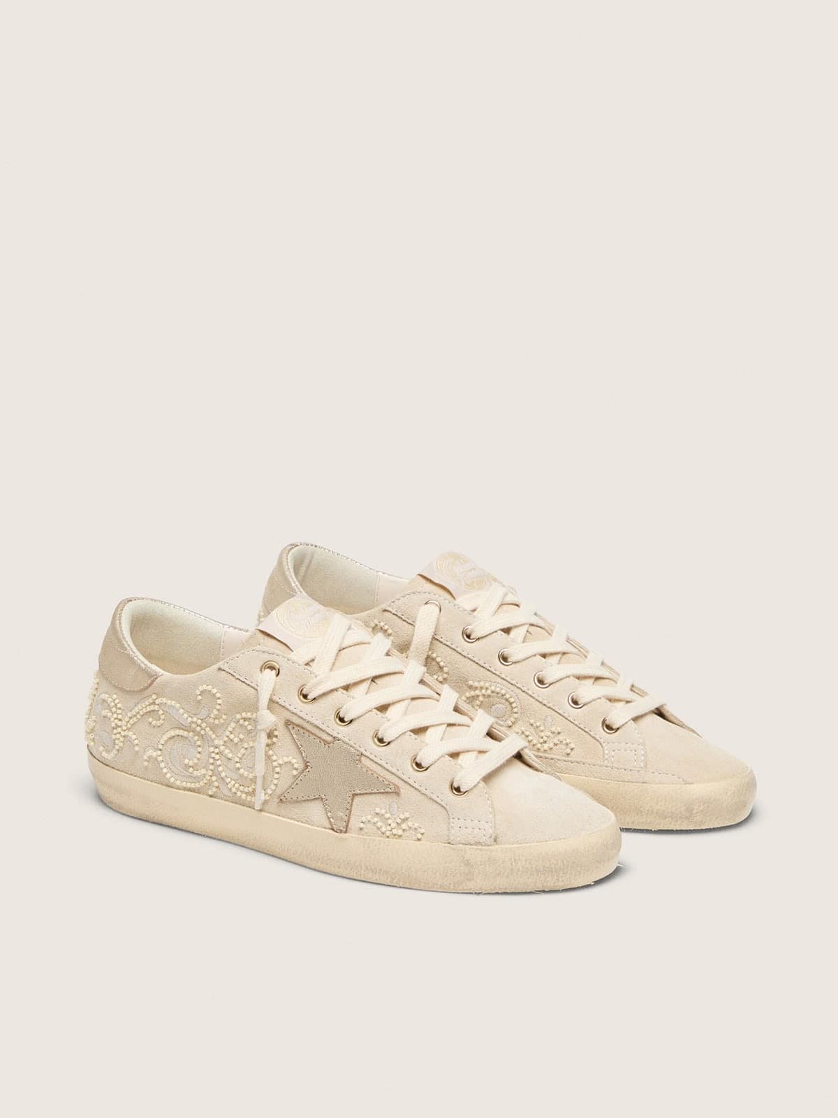 Golden Goose - Super-Star LTD donna in suede color perla con stella oro e ricami in perline in 