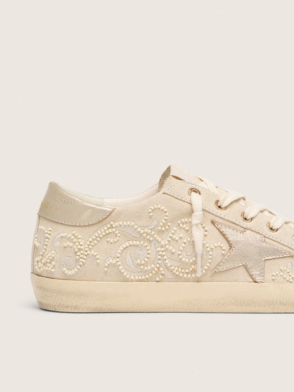 Golden Goose - Super-Star LTD donna in suede color perla con stella oro e ricami in perline in 